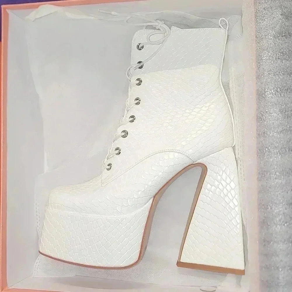 Accloris platform boots size 8 new with box
